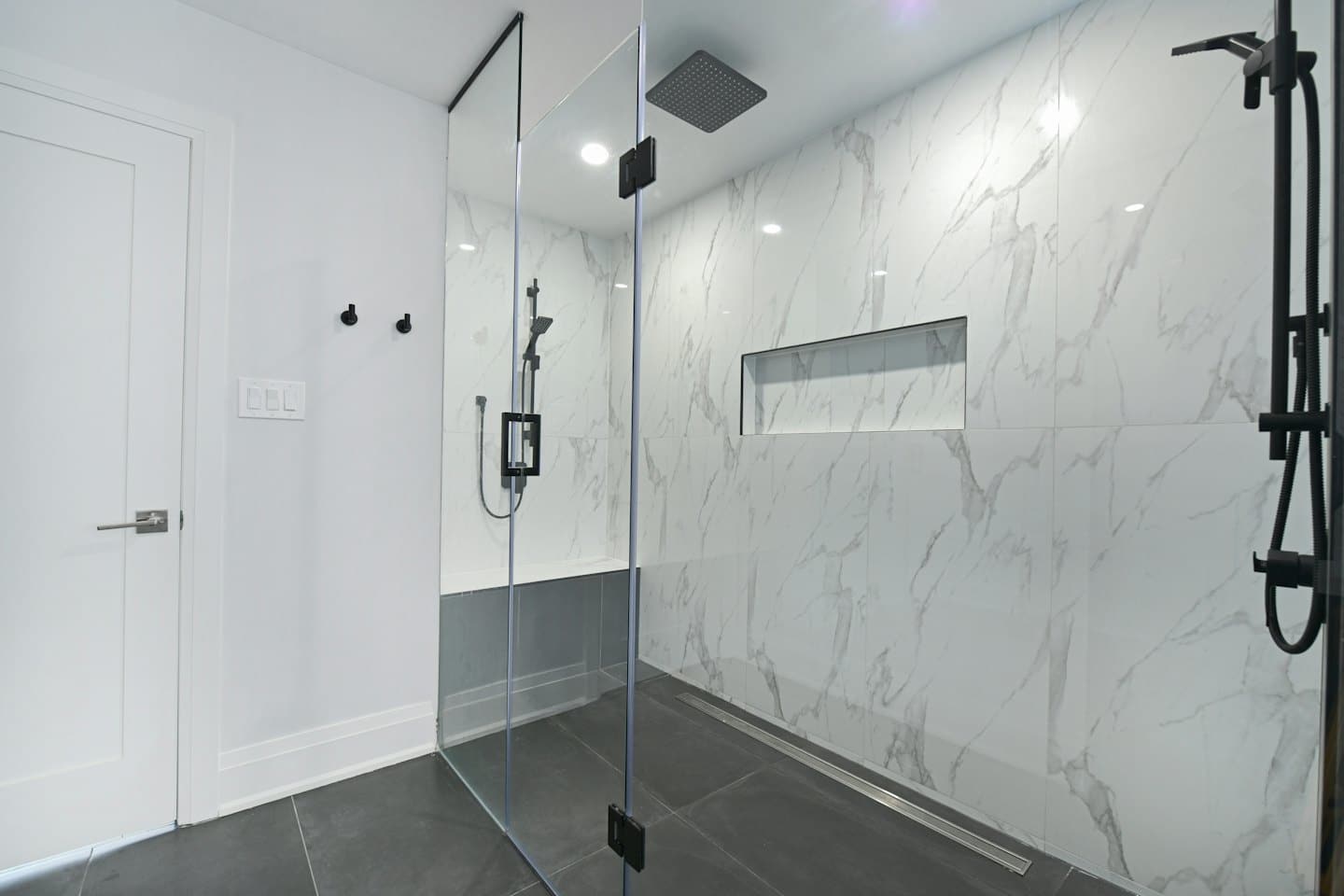 Moderne badkamer met een inloopdouche met marmeren tegels.